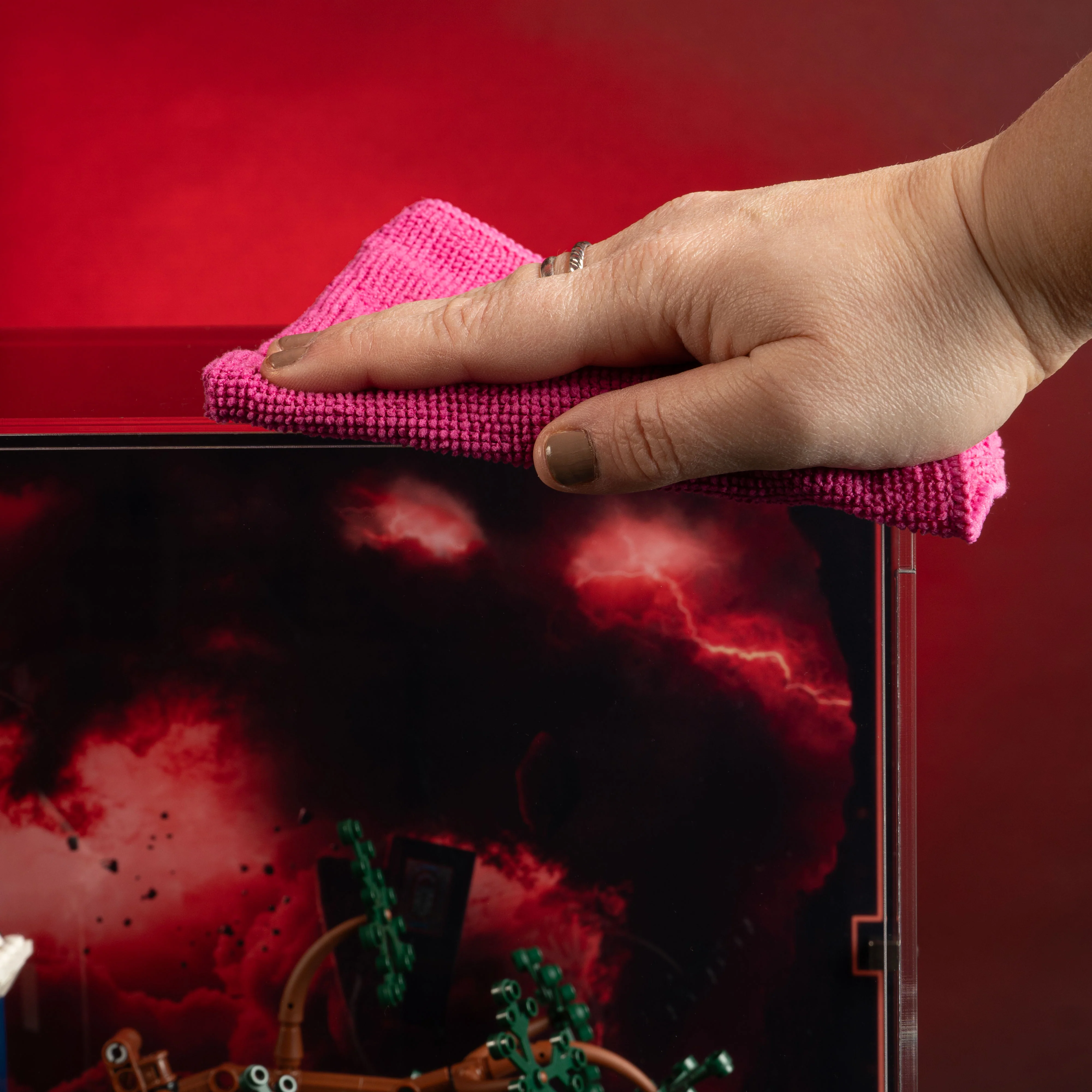 Limited Edition Display Case for LEGO® Icons: Stranger Things: The Creel House (11370) - Image 13