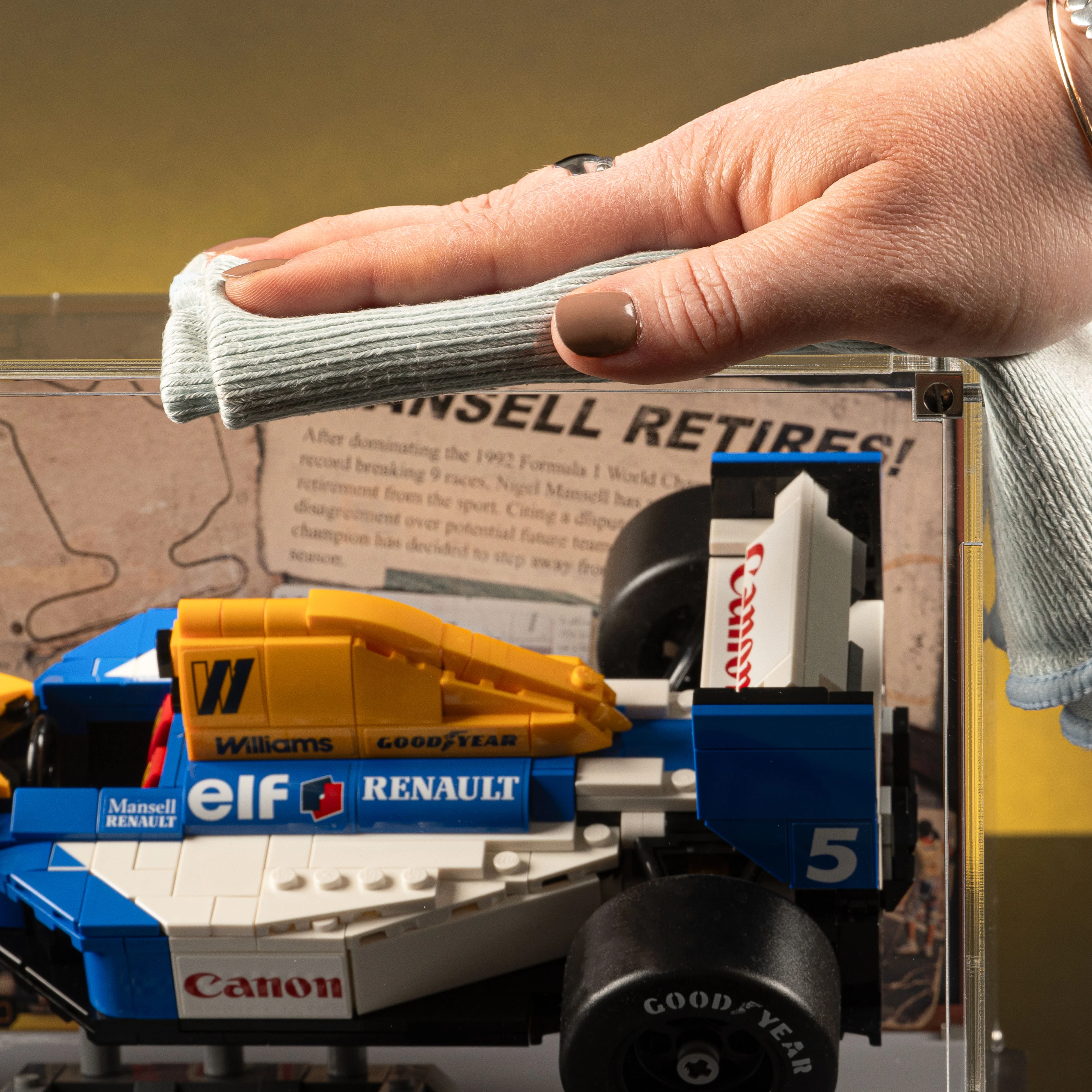 Limited Edition Display Case for LEGO® Icons: Williams Racing FW14B & Nigel Mansell (10353) - Image 12