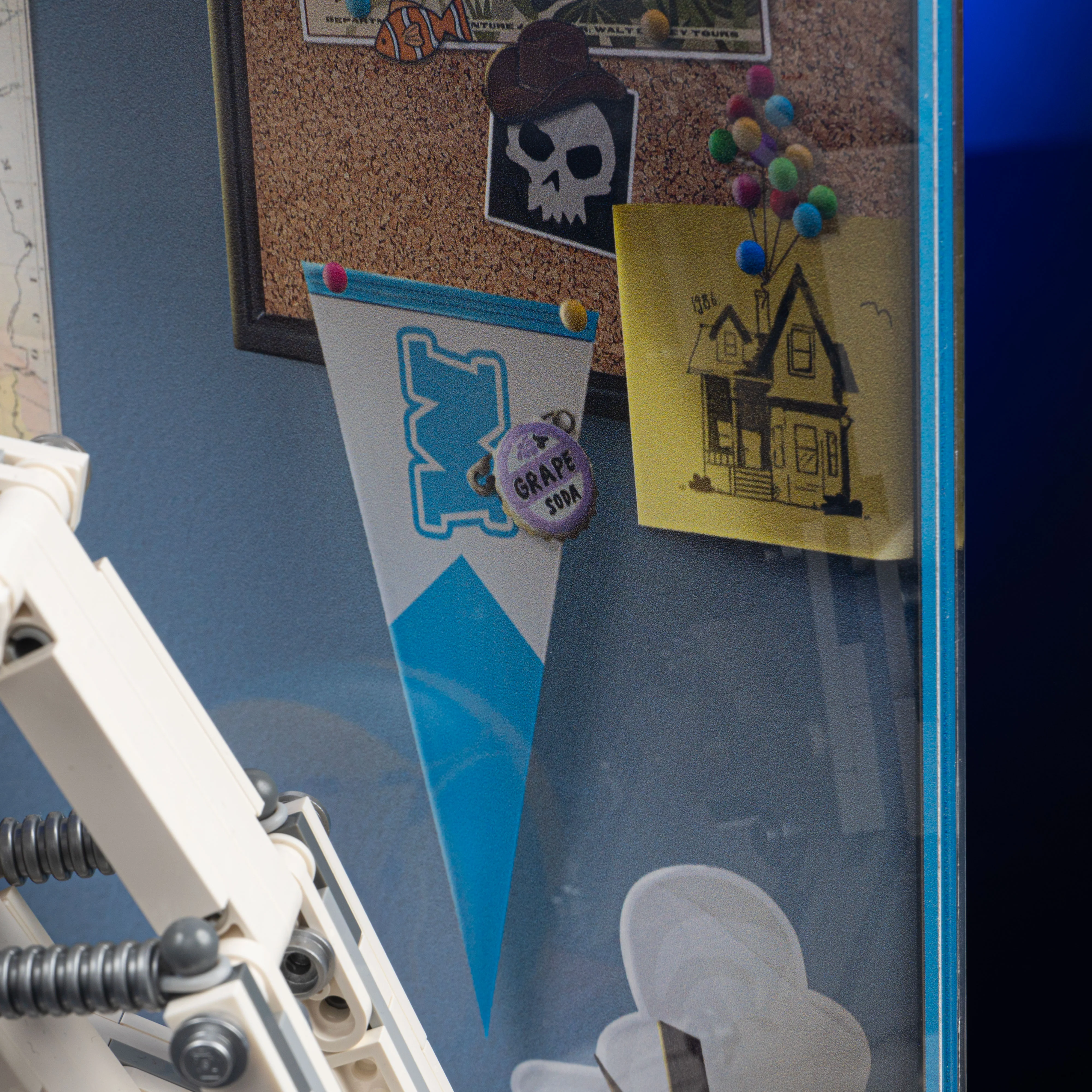 Limited Edition Display Case for LEGO® Ideas: Disney Pixar Luxo Jr. (21357) - Image 9