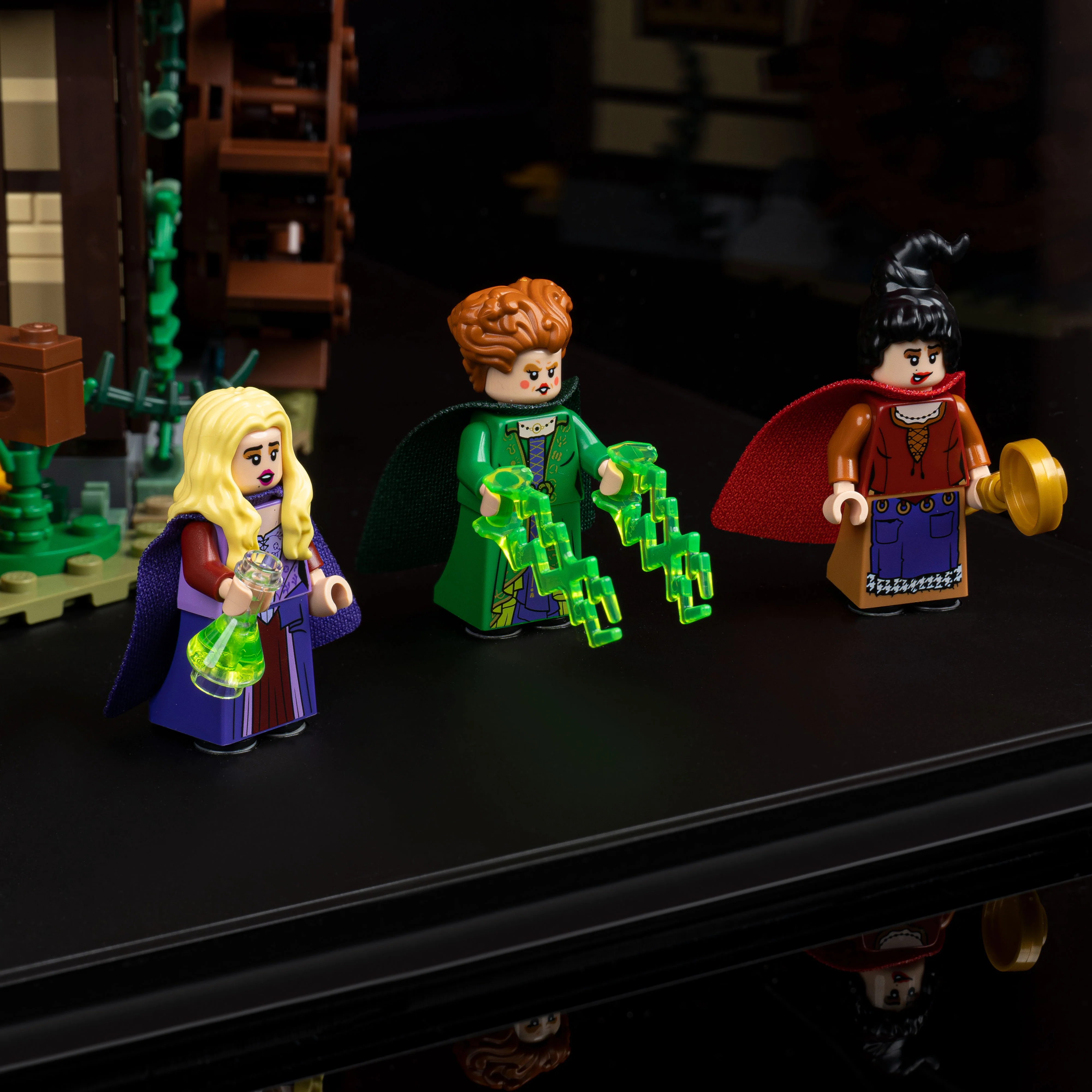 Limited Edition Display Case for LEGO® Ideas Disney Hocus Pocus: Sanderson Sisters' Cottage (21341) - Image 9
