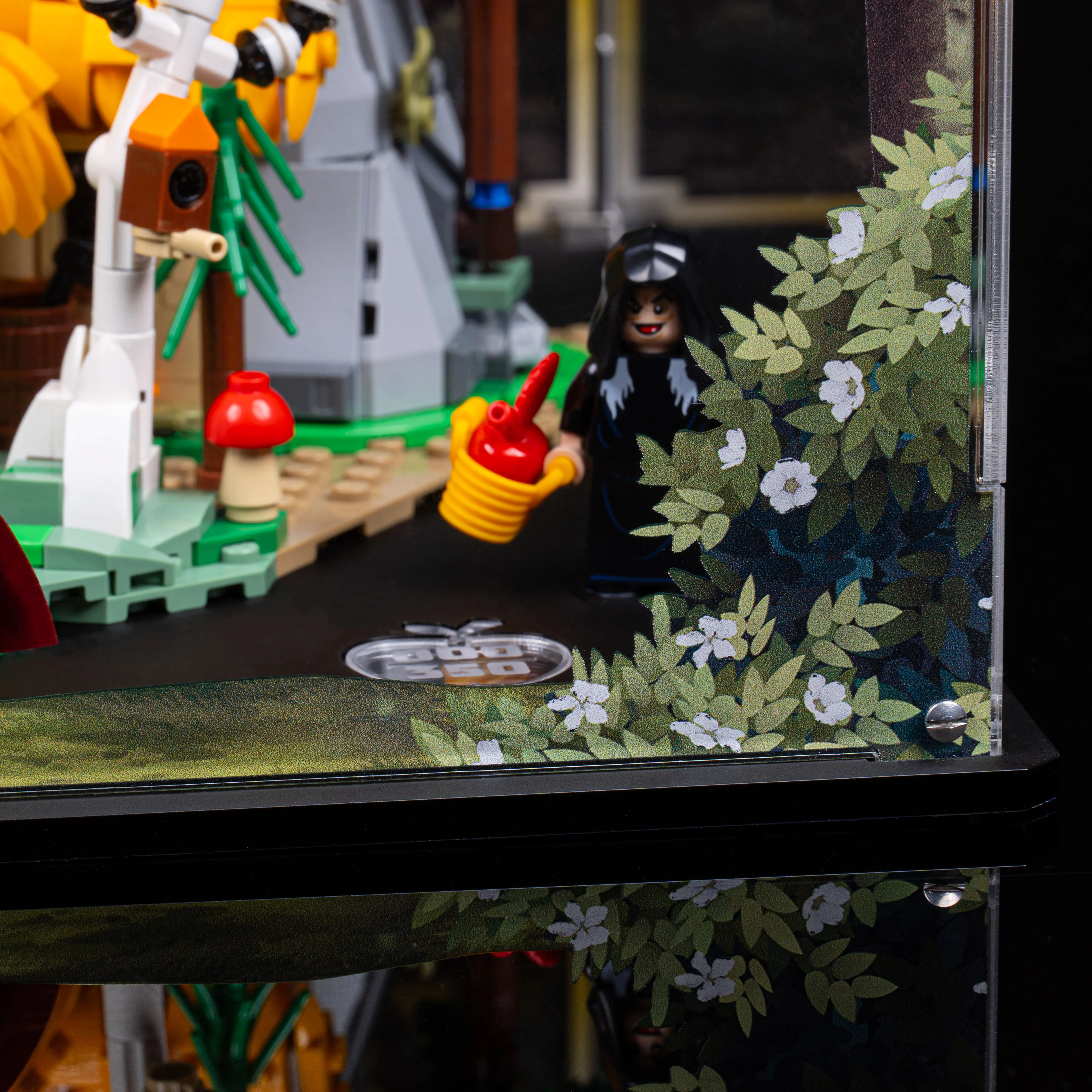 Limited Edition Display Case for LEGO® Snow White and the Seven Dwarfs' Cottage (43242) - Image 8