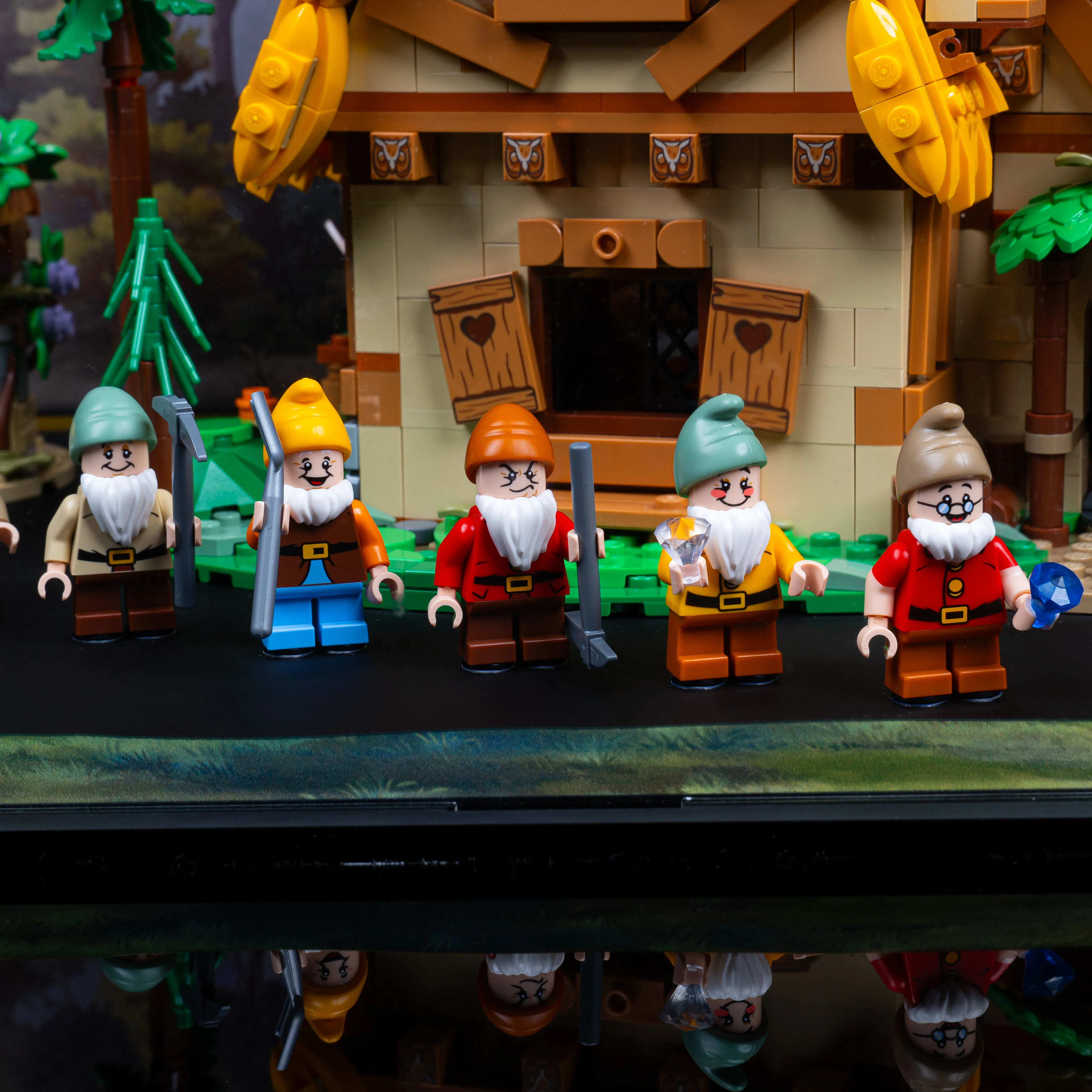 Limited Edition Display Case for LEGO® Snow White and the Seven Dwarfs' Cottage (43242) - Image 9