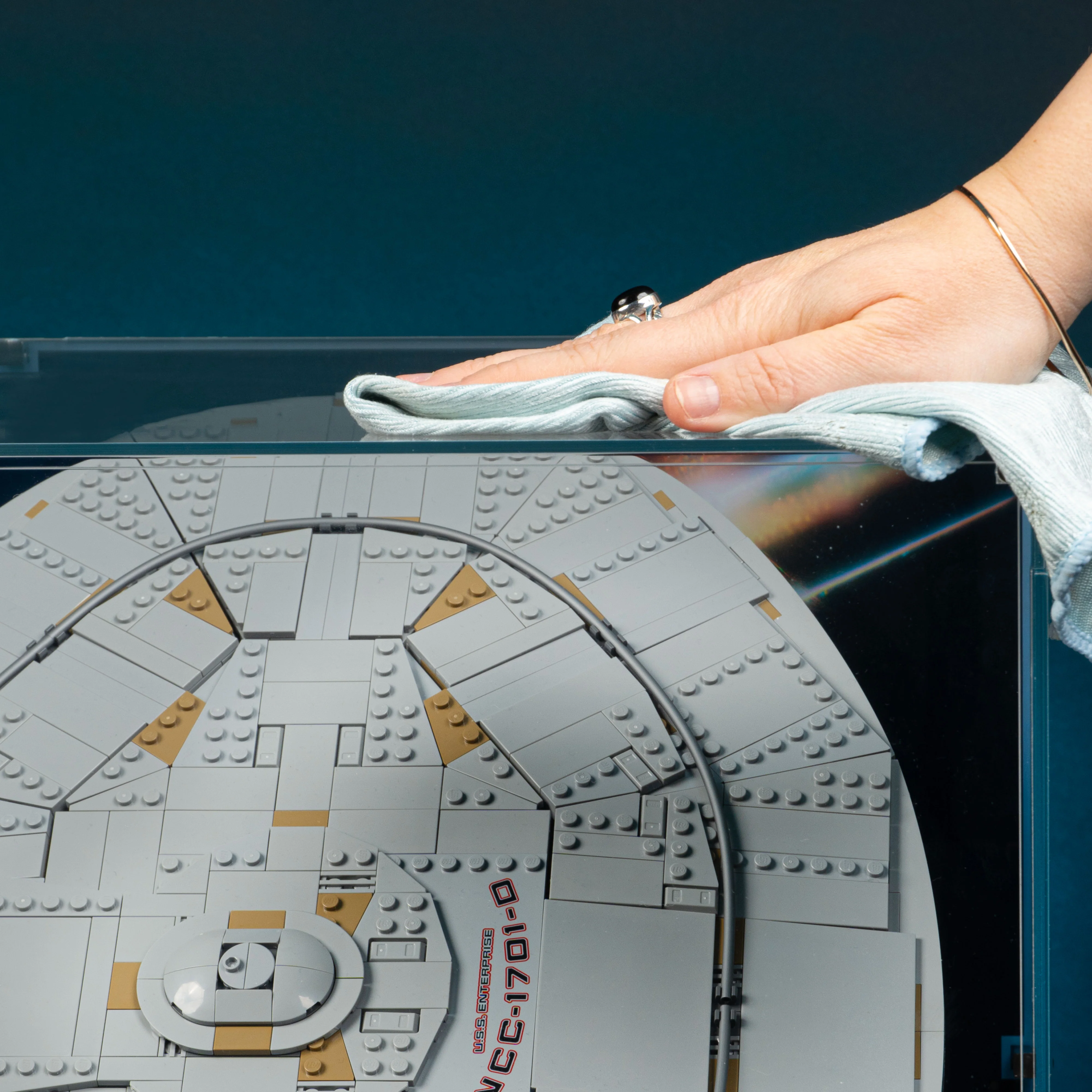 Limited Edition Display Case for LEGO® Star Trek: U.S.S. Enterprise NCC-1701-D™ (10356) - Image 17