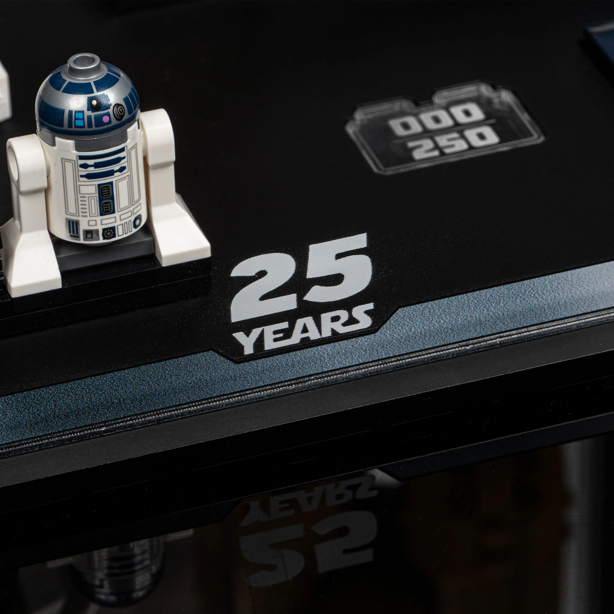 Limited Edition Display Case for LEGO® Star Wars™ C-3PO and R2-D2 (75398, 75379) - Image 8