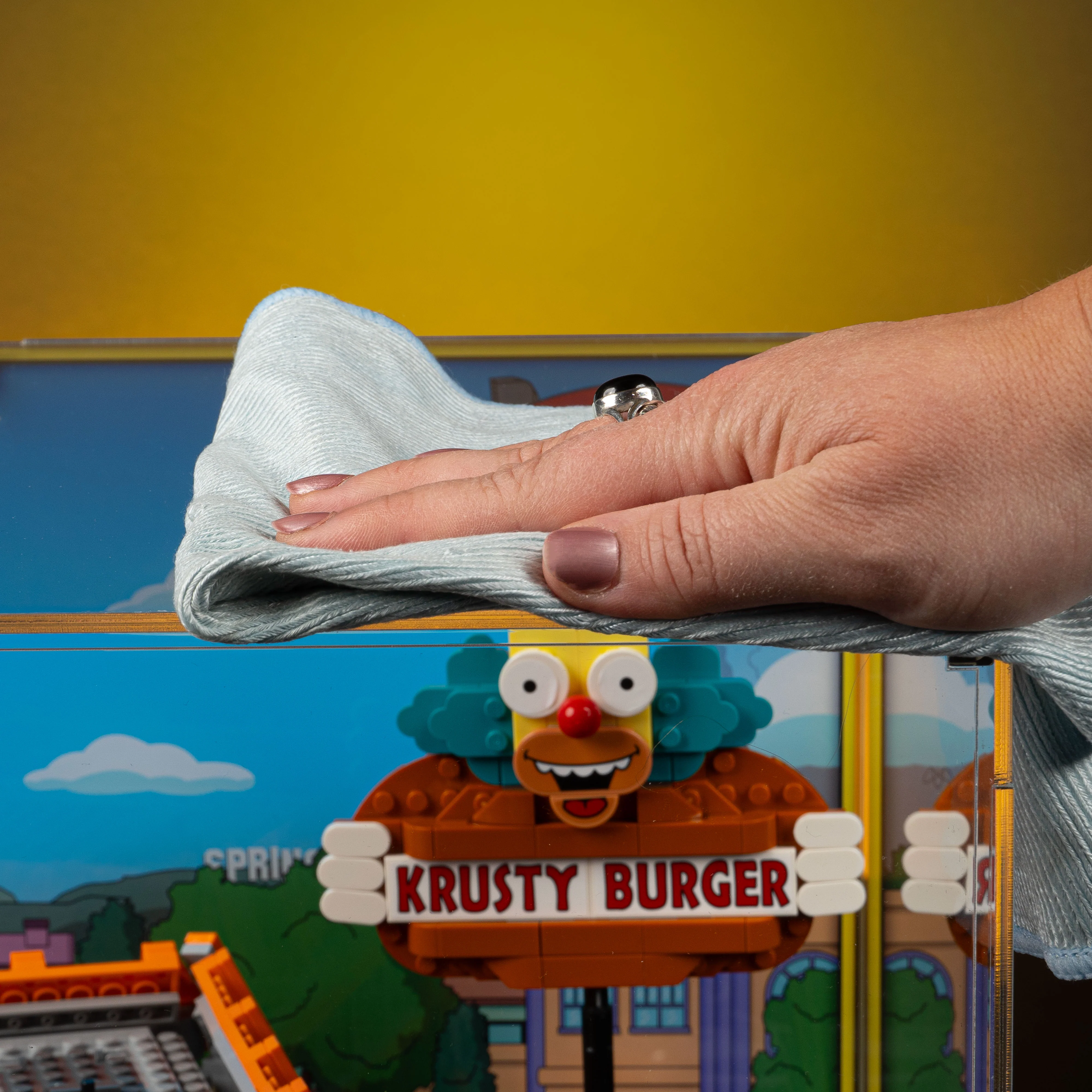 Limited Edition Display Case for LEGO® The Simpsons™: Krusty Burger (10352) - Image 8
