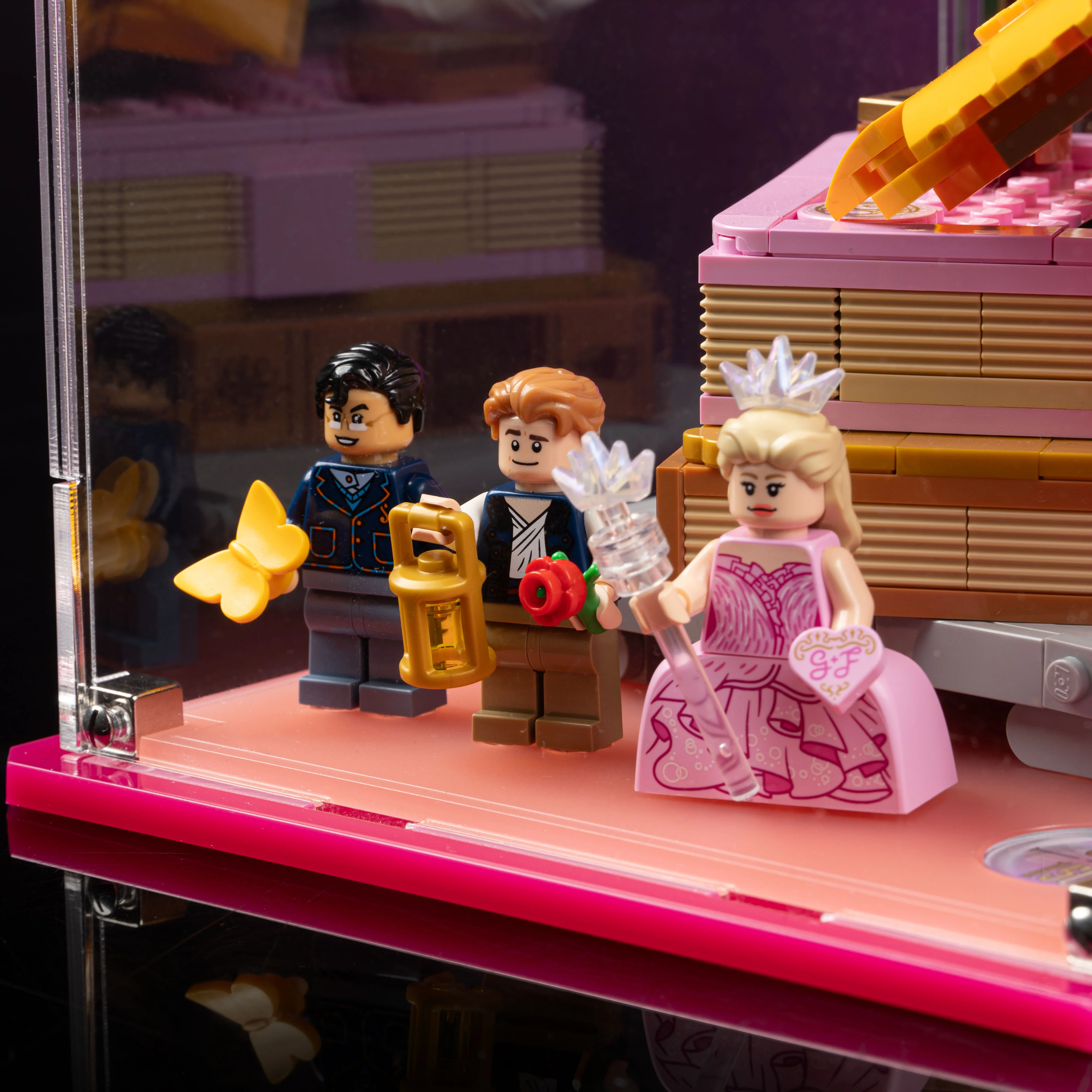 Limited Edition Display Case for LEGO® Wicked: Glinda and Elphaba Bookends (75691) - Image 11