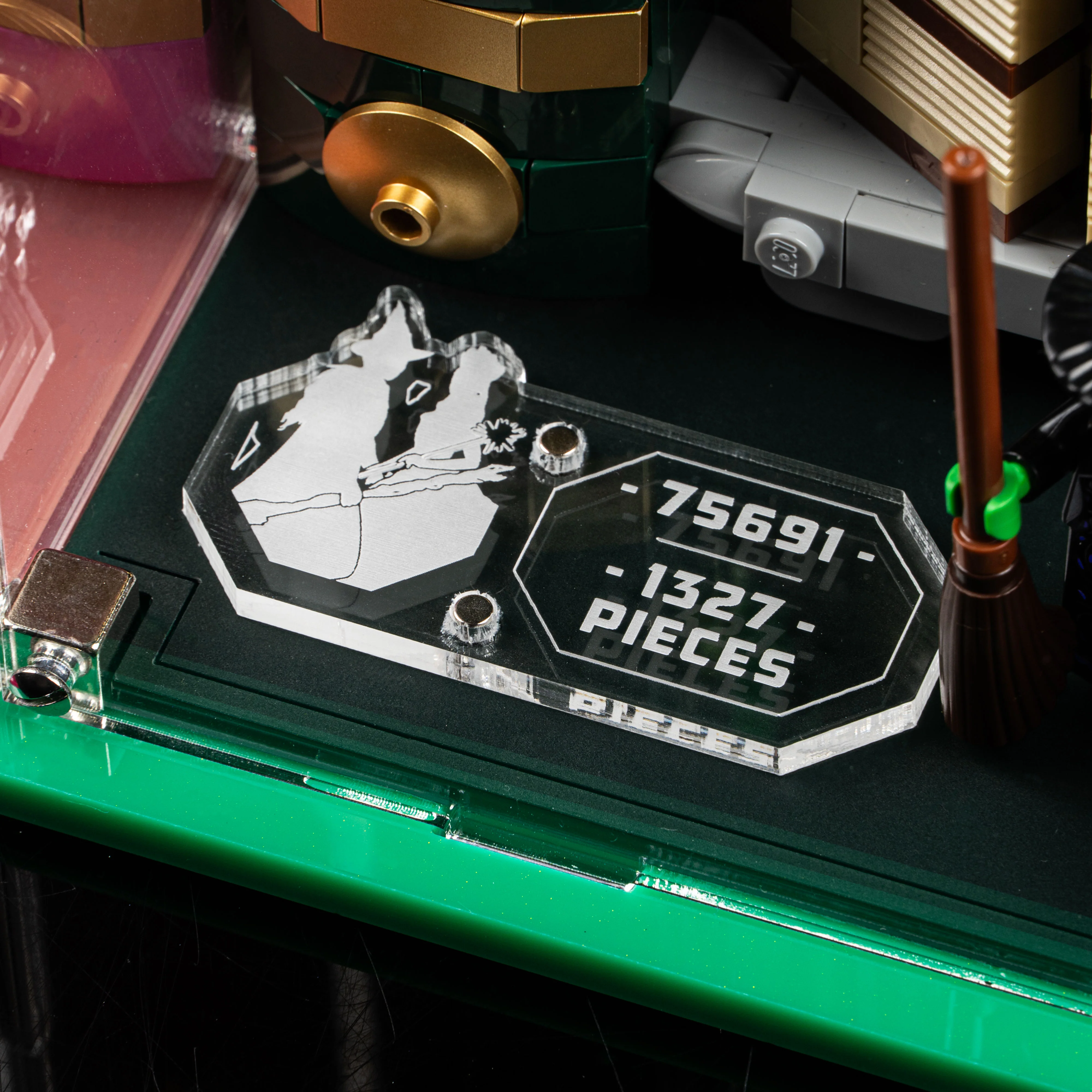 Limited Edition Display Case for LEGO® Wicked: Glinda and Elphaba Bookends (75691) - Image 9