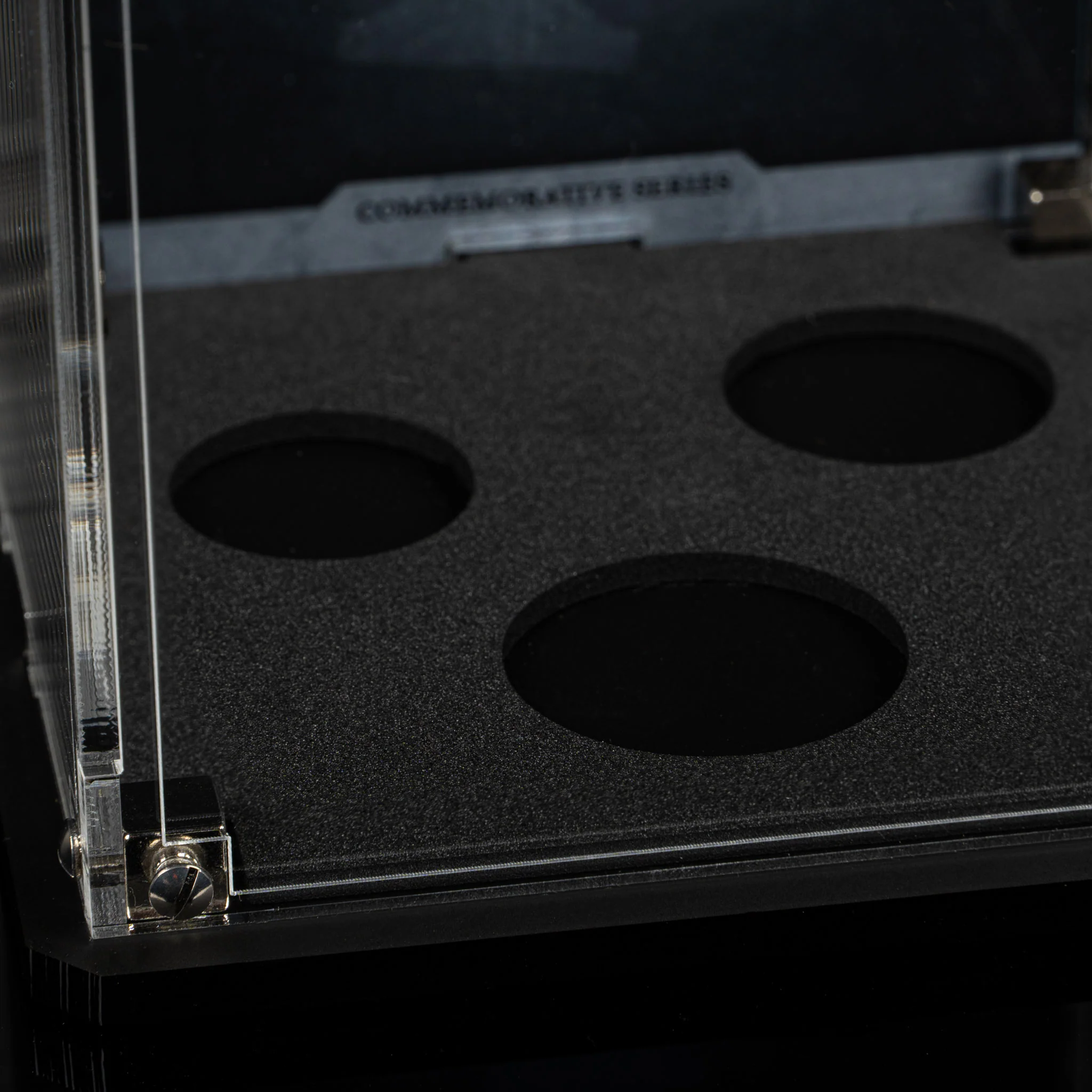 Display Case for Warhammer®+ Imperial Agents - Inquisitor Ostramandeus - Image 4