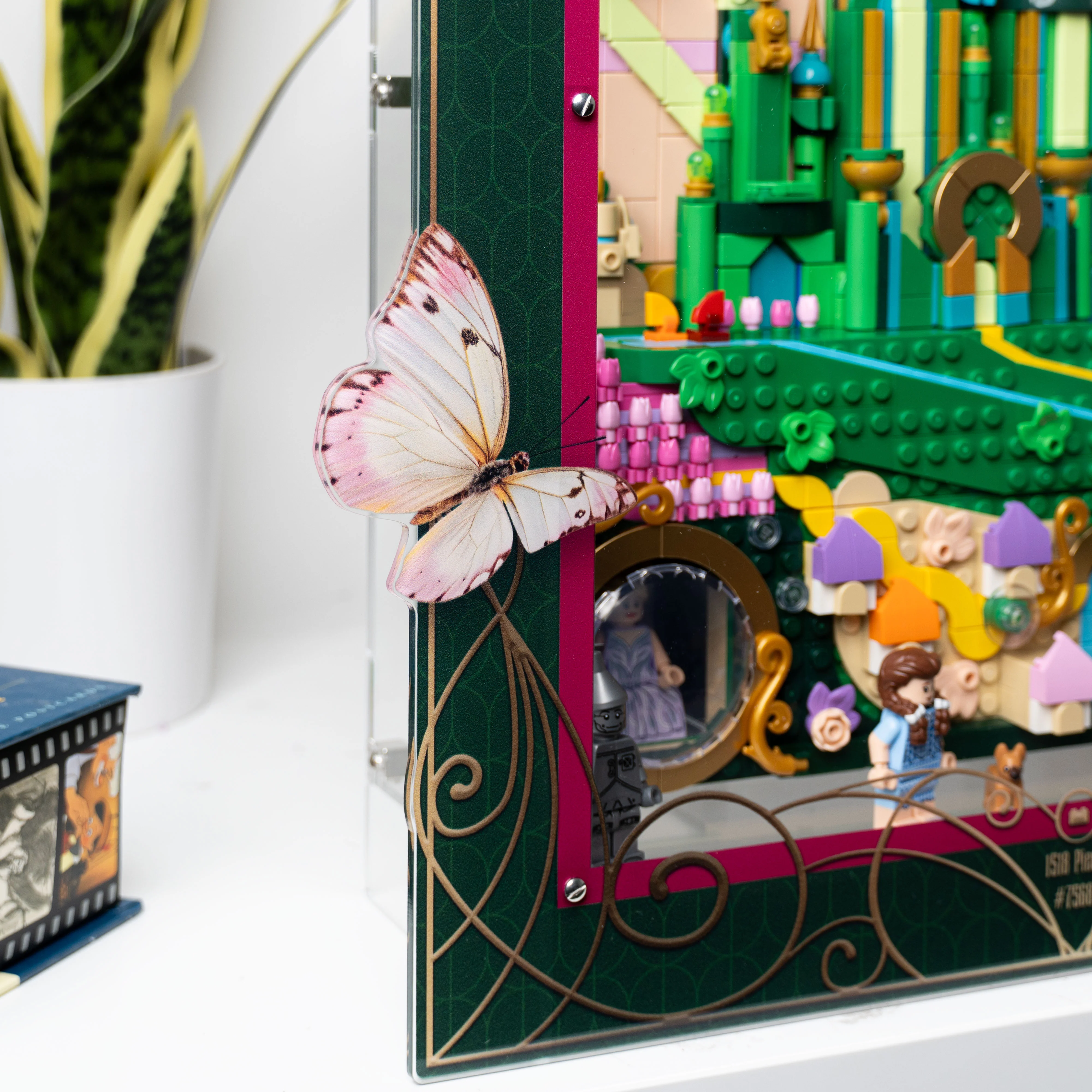 Wall Mounted Display Case for LEGO® Wicked: Emerald City Wall Art (75685) - Image 13