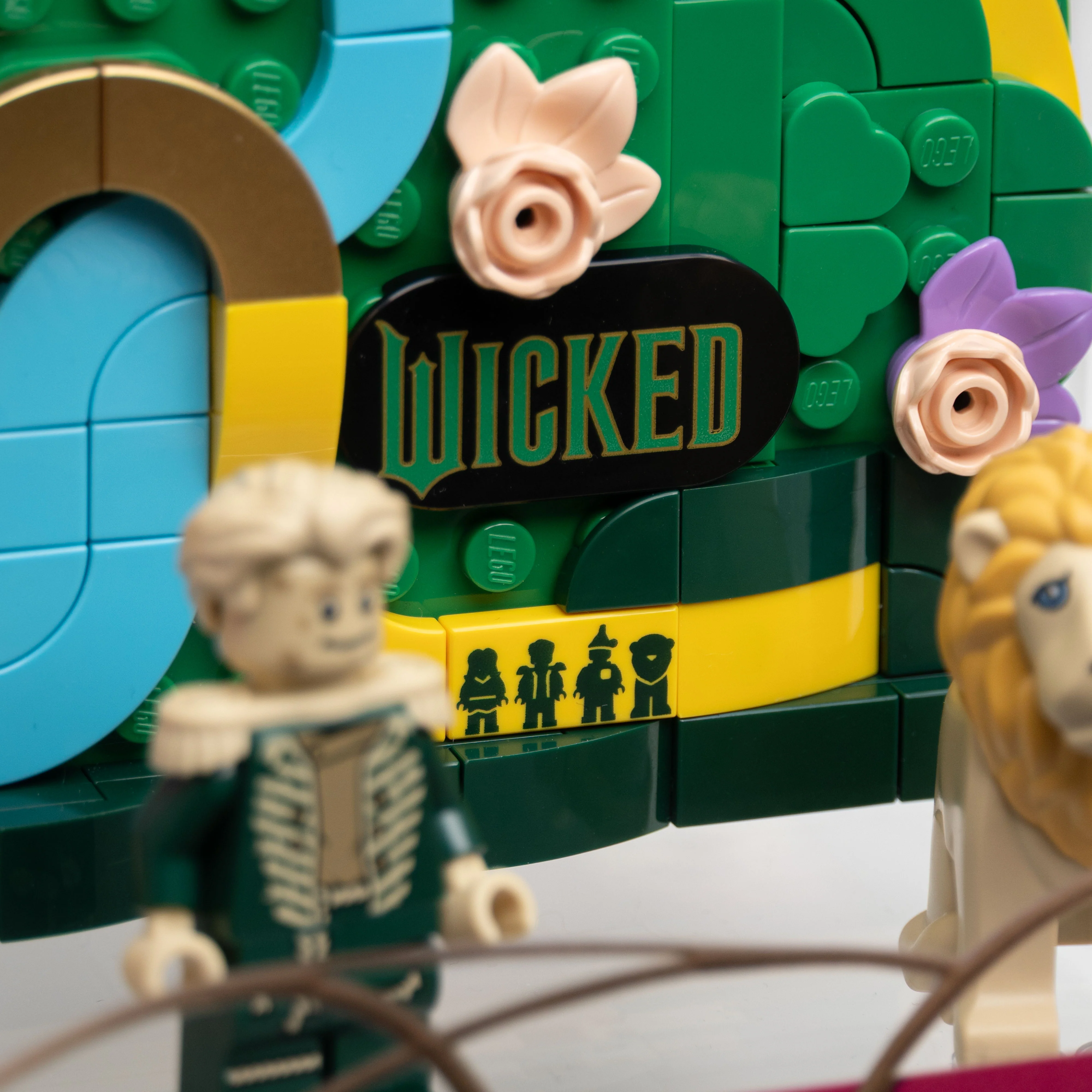 Wall Mounted Display Case for LEGO® Wicked: Emerald City Wall Art (75685) - Image 15
